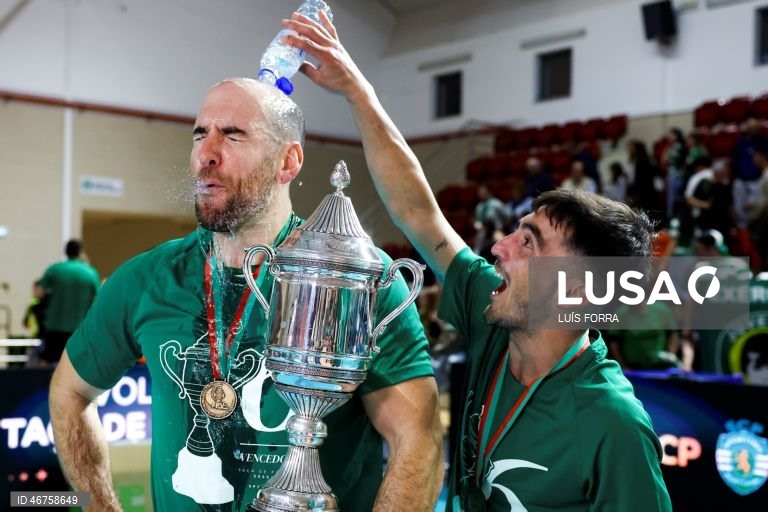 Os jogadores do Sporting festejam a vitória contra o Benfica por 3-2 e a conquista pela sexta vez da Taça de Portugal de voleibol, no Pavilhão Municipal de Albufeira, 14 de março de 2026. A formação ‘verde e branca’, que já tinha batido os ‘encarnados’ nos dois encontros do campeonato e na Supertaça, impôs-se pelos parciais de 25-22, 26-28, 25-23, 21-25 e 23-21. LUÍS FORRA/LUSA