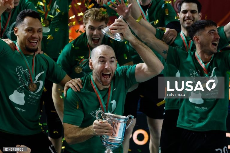 Os jogadores do Sporting festejam a vitória contra o Benfica por 3-2 e a conquista pela sexta vez da Taça de Portugal de voleibol, no Pavilhão Municipal de Albufeira, 14 de março de 2026. A formação ‘verde e branca’, que já tinha batido os ‘encarnados’ nos dois encontros do campeonato e na Supertaça, impôs-se pelos parciais de 25-22, 26-28, 25-23, 21-25 e 23-21. LUÍS FORRA/LUSA