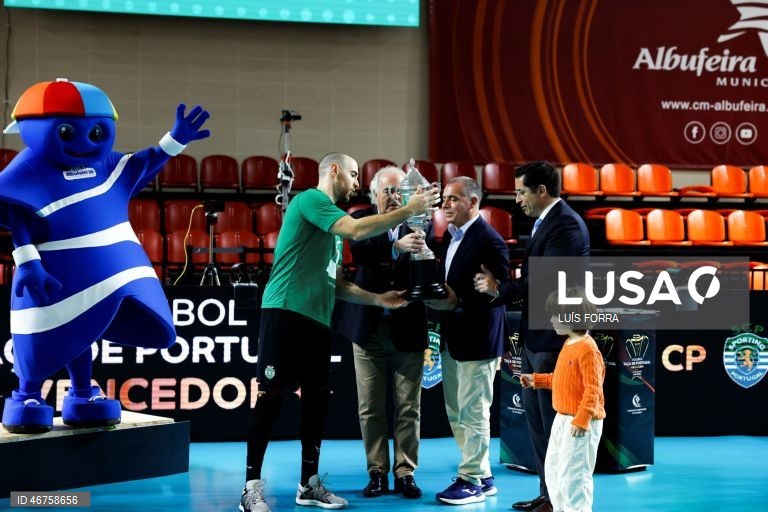 Os jogadores do Sporting festejam a vitória contra o Benfica por 3-2 e a conquista pela sexta vez da Taça de Portugal de voleibol, no Pavilhão Municipal de Albufeira, 14 de março de 2026. A formação ‘verde e branca’, que já tinha batido os ‘encarnados’ nos dois encontros do campeonato e na Supertaça, impôs-se pelos parciais de 25-22, 26-28, 25-23, 21-25 e 23-21. LUÍS FORRA/LUSA