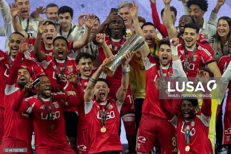 Os jogadores do Benfica celebram a vitória contra o Eléctrico e a conquista pela quinta vez a Taça da Liga de futsal, realizado no Pavilhão Multiúsos de Gondomar, 15 de março de 2026. Carlos Monteiro (10 segundos), Jacaré (11 minutos), Tchuda (17), Silvestre Ferreira (27 e 39), Arthur (36) e Kutchy (38) marcaram os tentos dos ‘encarnados’, que ao intervalo venciam por 3-0, enquanto Simi Saiotti (29) faturou para os alentejanos. MANUEL FERNANDO ARAÚJO/LUSA