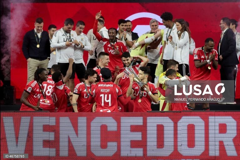Os jogadores do Benfica celebram a vitória contra o Eléctrico e a conquista pela quinta vez a Taça da Liga de futsal, realizado no Pavilhão Multiúsos de Gondomar, 15 de março de 2026. Carlos Monteiro (10 segundos), Jacaré (11 minutos), Tchuda (17), Silvestre Ferreira (27 e 39), Arthur (36) e Kutchy (38) marcaram os tentos dos ‘encarnados’, que ao intervalo venciam por 3-0, enquanto Simi Saiotti (29) faturou para os alentejanos. MANUEL FERNANDO ARAÚJO/LUSA