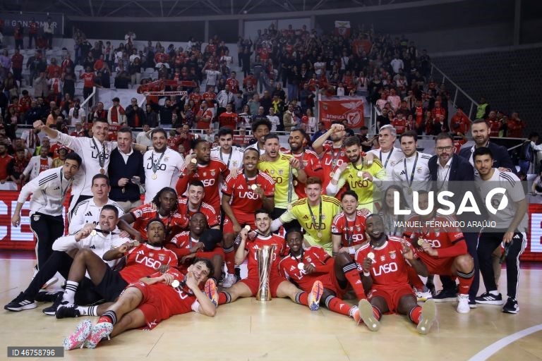 Os jogadores do Benfica celebram a vitória contra o Eléctrico e a conquista pela quinta vez a Taça da Liga de futsal, realizado no Pavilhão Multiúsos de Gondomar, 15 de março de 2026. Carlos Monteiro (10 segundos), Jacaré (11 minutos), Tchuda (17), Silvestre Ferreira (27 e 39), Arthur (36) e Kutchy (38) marcaram os tentos dos ‘encarnados’, que ao intervalo venciam por 3-0, enquanto Simi Saiotti (29) faturou para os alentejanos. MANUEL FERNANDO ARAÚJO/LUSA