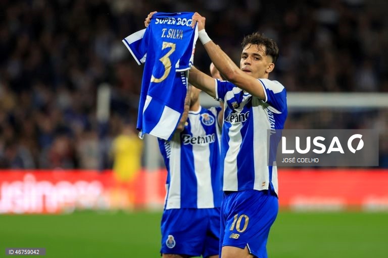 O FC Porto reforçou hoje a liderança da I Liga portuguesa de futebol, ao vencer o Moreirense por 3-0, depois do 2-2 na Luz, em encontro da 26.ª jornada, disputado no Estádio do Dragão, no Porto.