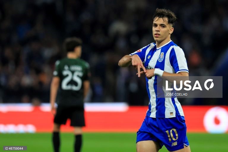 O FC Porto reforçou hoje a liderança da I Liga portuguesa de futebol, ao vencer o Moreirense por 3-0, depois do 2-2 na Luz, em encontro da 26.ª jornada, disputado no Estádio do Dragão, no Porto.