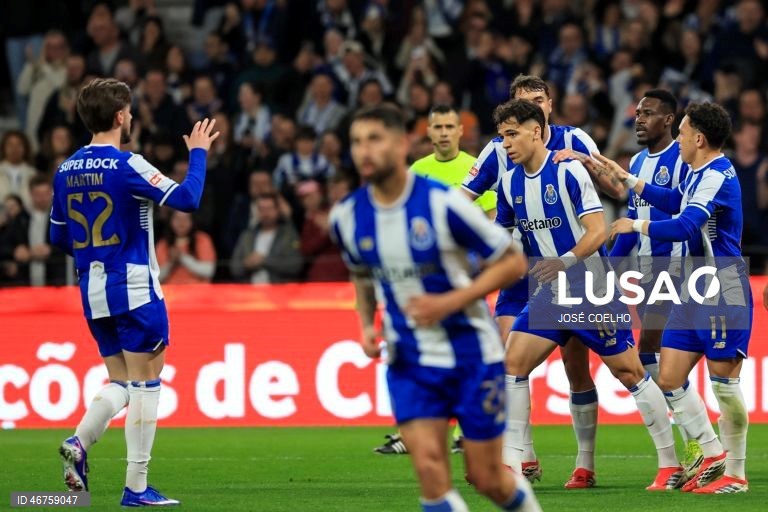 O FC Porto reforçou hoje a liderança da I Liga portuguesa de futebol, ao vencer o Moreirense por 3-0, depois do 2-2 na Luz, em encontro da 26.ª jornada, disputado no Estádio do Dragão, no Porto.