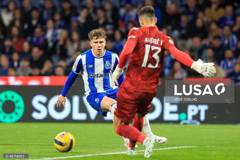 O FC Porto reforçou hoje a liderança da I Liga portuguesa de futebol, ao vencer o Moreirense por 3-0, depois do 2-2 na Luz, em encontro da 26.ª jornada, disputado no Estádio do Dragão, no Porto.