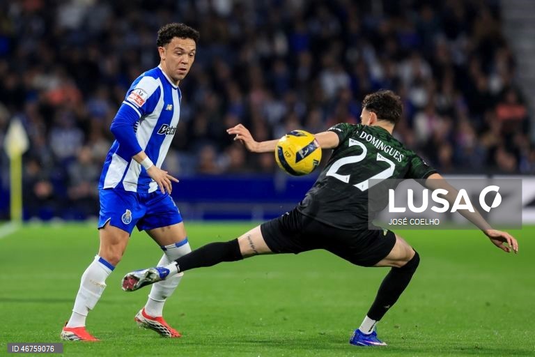 O FC Porto reforçou hoje a liderança da I Liga portuguesa de futebol, ao vencer o Moreirense por 3-0, depois do 2-2 na Luz, em encontro da 26.ª jornada, disputado no Estádio do Dragão, no Porto.
