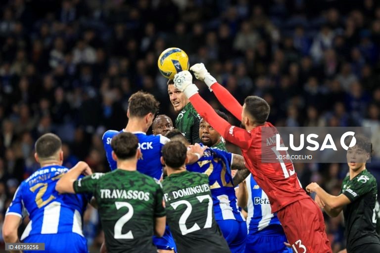 O FC Porto reforçou hoje a liderança da I Liga portuguesa de futebol, ao vencer o Moreirense por 3-0, depois do 2-2 na Luz, em encontro da 26.ª jornada, disputado no Estádio do Dragão, no Porto.