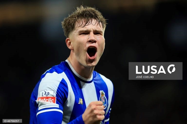 O FC Porto reforçou hoje a liderança da I Liga portuguesa de futebol, ao vencer o Moreirense por 3-0, depois do 2-2 na Luz, em encontro da 26.ª jornada, disputado no Estádio do Dragão, no Porto.