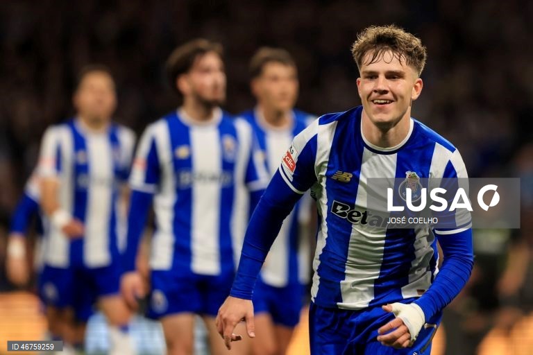 O FC Porto reforçou hoje a liderança da I Liga portuguesa de futebol, ao vencer o Moreirense por 3-0, depois do 2-2 na Luz, em encontro da 26.ª jornada, disputado no Estádio do Dragão, no Porto.