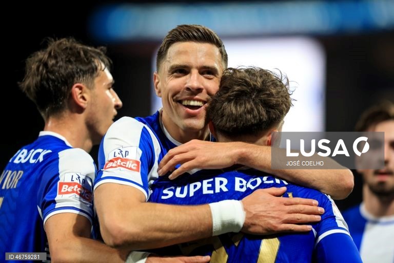 O FC Porto reforçou hoje a liderança da I Liga portuguesa de futebol, ao vencer o Moreirense por 3-0, depois do 2-2 na Luz, em encontro da 26.ª jornada, disputado no Estádio do Dragão, no Porto.