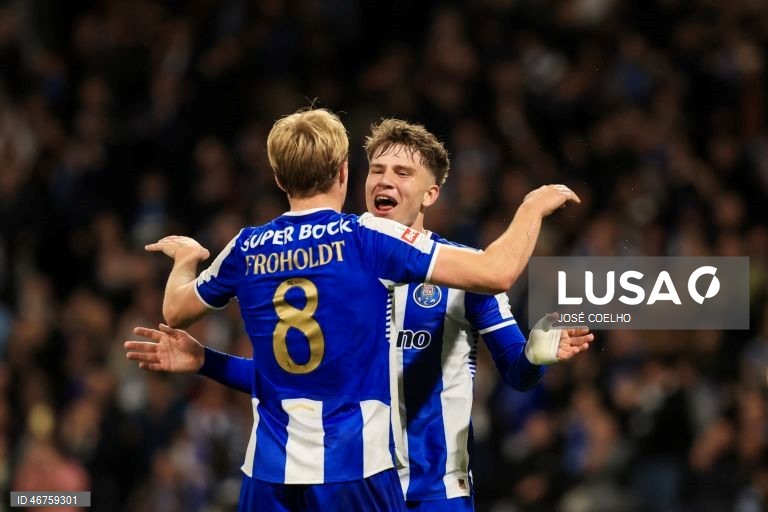 O FC Porto reforçou hoje a liderança da I Liga portuguesa de futebol, ao vencer o Moreirense por 3-0, depois do 2-2 na Luz, em encontro da 26.ª jornada, disputado no Estádio do Dragão, no Porto.