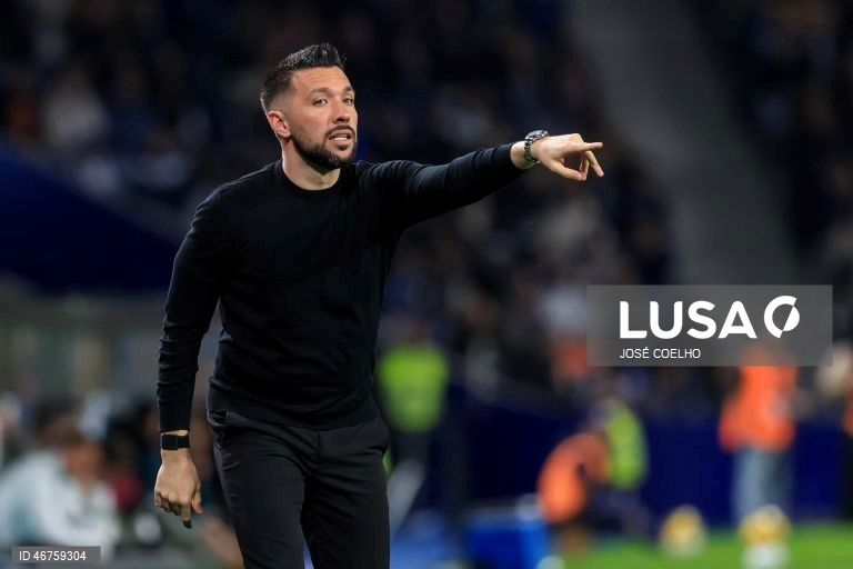 O FC Porto reforçou hoje a liderança da I Liga portuguesa de futebol, ao vencer o Moreirense por 3-0, depois do 2-2 na Luz, em encontro da 26.ª jornada, disputado no Estádio do Dragão, no Porto.