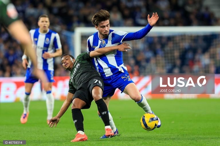 O FC Porto reforçou hoje a liderança da I Liga portuguesa de futebol, ao vencer o Moreirense por 3-0, depois do 2-2 na Luz, em encontro da 26.ª jornada, disputado no Estádio do Dragão, no Porto.