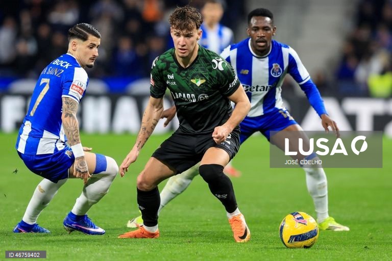 O FC Porto reforçou hoje a liderança da I Liga portuguesa de futebol, ao vencer o Moreirense por 3-0, depois do 2-2 na Luz, em encontro da 26.ª jornada, disputado no Estádio do Dragão, no Porto.