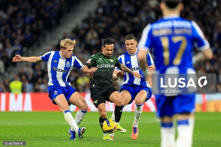 O FC Porto reforçou hoje a liderança da I Liga portuguesa de futebol, ao vencer o Moreirense por 3-0, depois do 2-2 na Luz, em encontro da 26.ª jornada, disputado no Estádio do Dragão, no Porto.