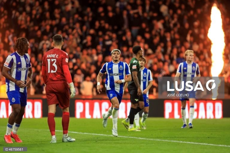 O FC Porto reforçou hoje a liderança da I Liga portuguesa de futebol, ao vencer o Moreirense por 3-0, depois do 2-2 na Luz, em encontro da 26.ª jornada, disputado no Estádio do Dragão, no Porto.