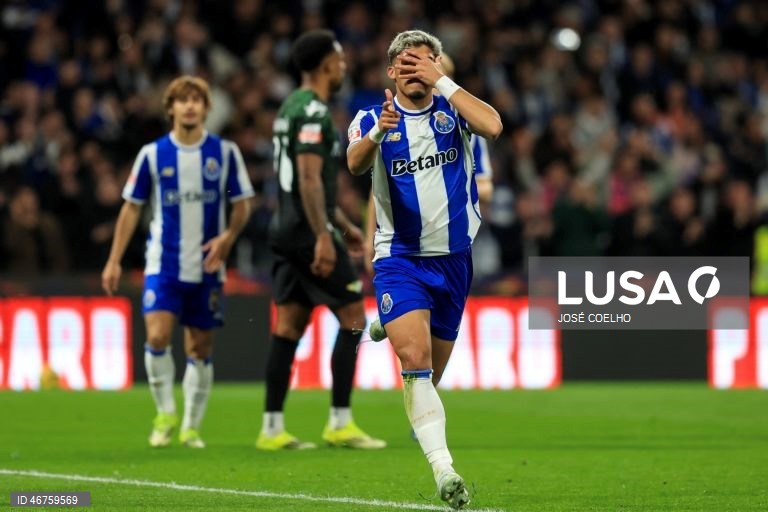 O FC Porto reforçou hoje a liderança da I Liga portuguesa de futebol, ao vencer o Moreirense por 3-0, depois do 2-2 na Luz, em encontro da 26.ª jornada, disputado no Estádio do Dragão, no Porto.