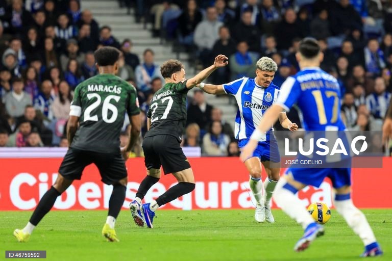 O FC Porto reforçou hoje a liderança da I Liga portuguesa de futebol, ao vencer o Moreirense por 3-0, depois do 2-2 na Luz, em encontro da 26.ª jornada, disputado no Estádio do Dragão, no Porto.
