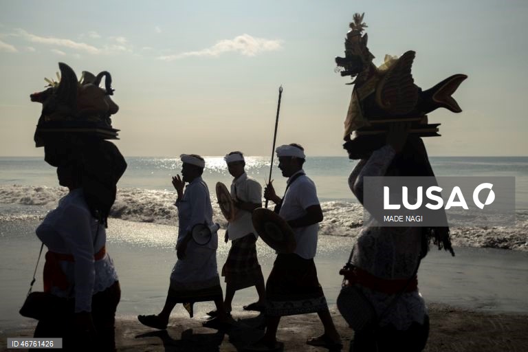 Indonésia: Cerimónia de limpeza espiritual em Bali