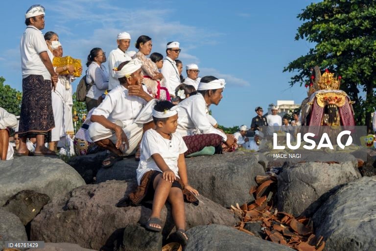 Indonésia: Cerimónia de limpeza espiritual em Bali