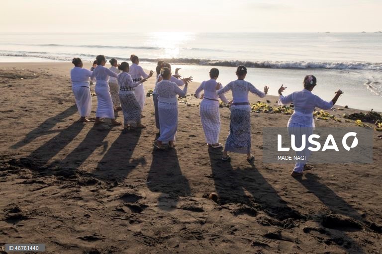 Indonésia: Cerimónia de limpeza espiritual em Bali