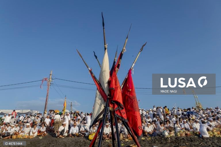 Indonésia: Cerimónia de limpeza espiritual em Bali