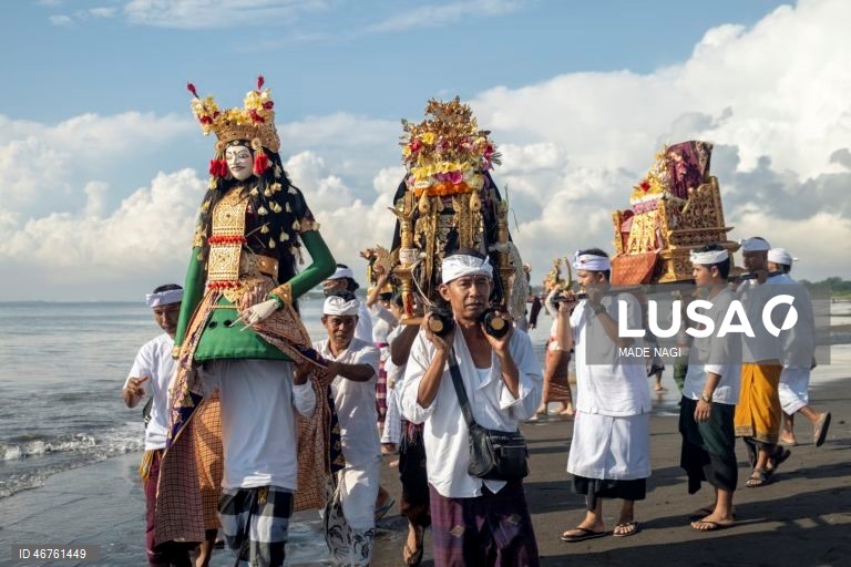 Indonésia: Cerimónia de limpeza espiritual em Bali