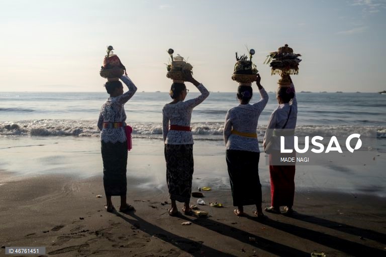 Indonésia: Cerimónia de limpeza espiritual em Bali