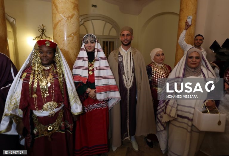 A Tunísia celebra o Dia Nacional do Traje Tradicional em Tunes