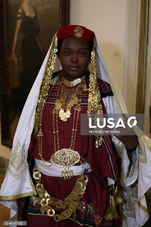 A Tunísia celebra o Dia Nacional do Traje Tradicional em Tunes