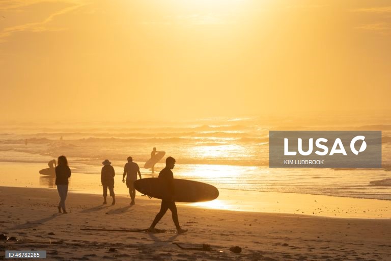 Nascer do sol na praia de Muizenberg, o berço do surf na África do Sul