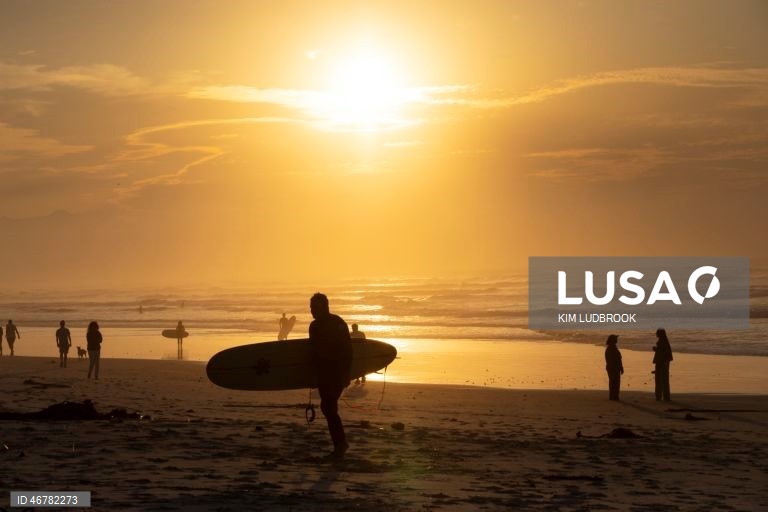 Nascer do sol na praia de Muizenberg, o berço do surf na África do Sul