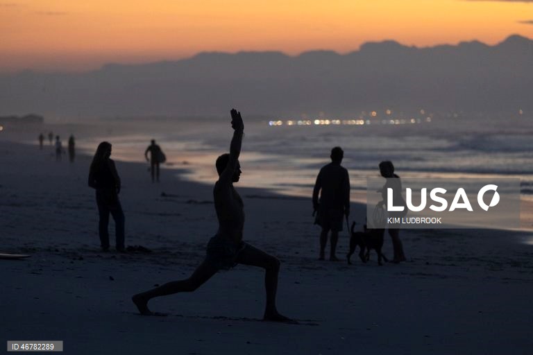 Nascer do sol na praia de Muizenberg, o berço do surf na África do Sul