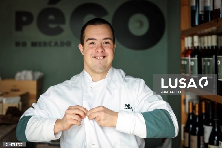 Vice-campeão do mundo de natação, Francisco Montes, de 24 anos e com trissomia 21, trabalha numa pizaria na Foz do Douro, no Porto, onde surpreende pela autonomia e pelo desafio a estereótipos sobre a deficiência, Porto, 18 de março de 2026.  (ACOMPANHA TEXTO DO DIA 20 DE MARÇO DE 2026). JOSÉ COELHO/LUSA 