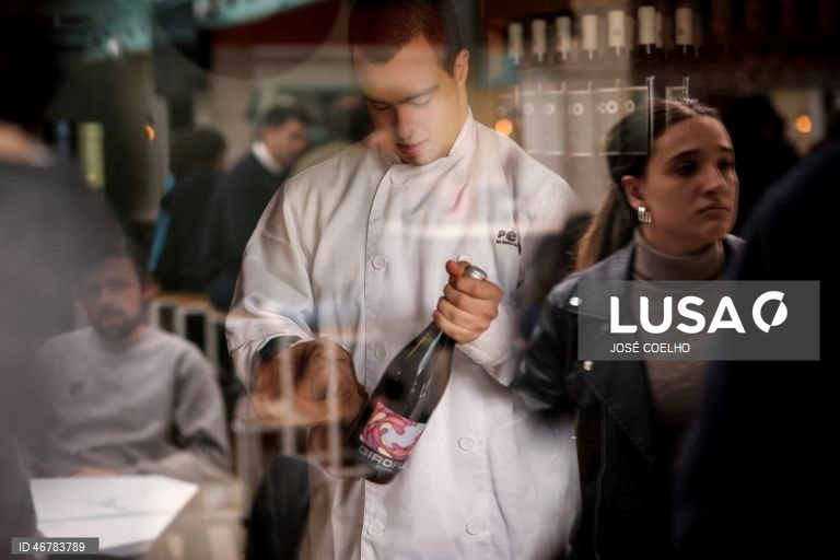 Vice-campeão do mundo de natação, Francisco Montes, de 24 anos e com trissomia 21, trabalha numa pizaria na Foz do Douro, no Porto, onde surpreende pela autonomia e pelo desafio a estereótipos sobre a deficiência, Porto, 18 de março de 2026.  (ACOMPANHA TEXTO DO DIA 20 DE MARÇO DE 2026). JOSÉ COELHO/LUSA 