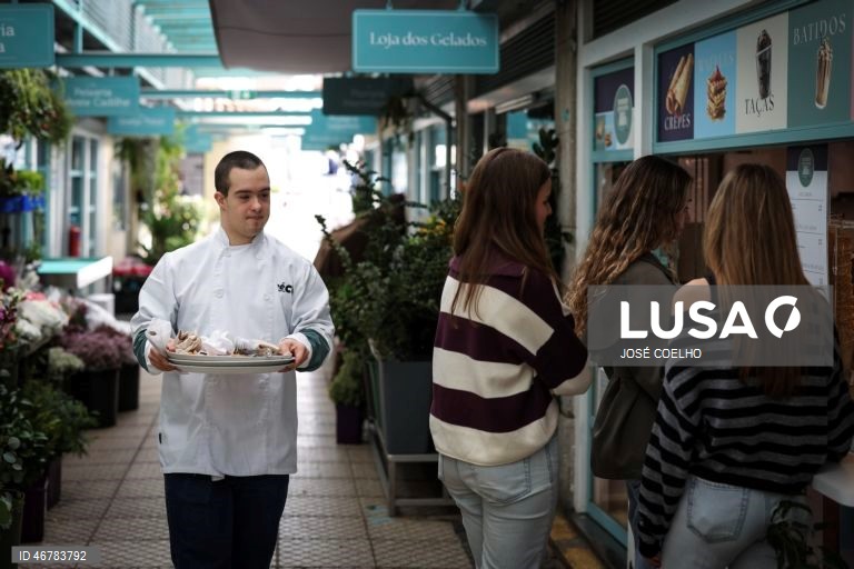 Vice-campeão do mundo de natação, Francisco Montes, de 24 anos e com trissomia 21, trabalha numa pizaria na Foz do Douro, no Porto, onde surpreende pela autonomia e pelo desafio a estereótipos sobre a deficiência, Porto, 18 de março de 2026.  (ACOMPANHA TEXTO DO DIA 20 DE MARÇO DE 2026). JOSÉ COELHO/LUSA 