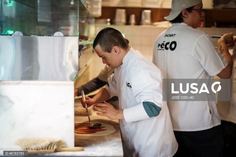 Vice-campeão do mundo de natação, Francisco Montes, de 24 anos e com trissomia 21, trabalha numa pizaria na Foz do Douro, no Porto, onde surpreende pela autonomia e pelo desafio a estereótipos sobre a deficiência, Porto, 18 de março de 2026.  (ACOMPANHA TEXTO DO DIA 20 DE MARÇO DE 2026). JOSÉ COELHO/LUSA 