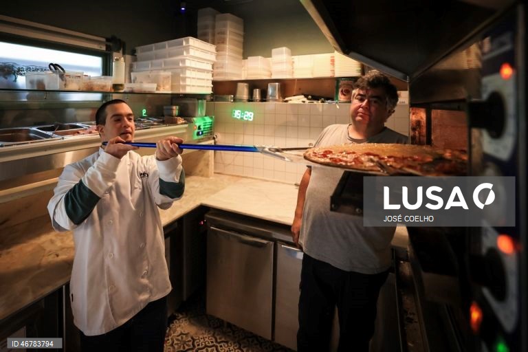 Vice-campeão do mundo de natação, Francisco Montes, de 24 anos e com trissomia 21, acompanhado por Pedro Terroso, trabalha numa pizaria na Foz do Douro, no Porto, onde surpreende pela autonomia e pelo desafio a estereótipos sobre a deficiência, Porto, 18 de março de 2026.  (ACOMPANHA TEXTO DO DIA 20 DE MARÇO DE 2026). JOSÉ COELHO/LUSA 