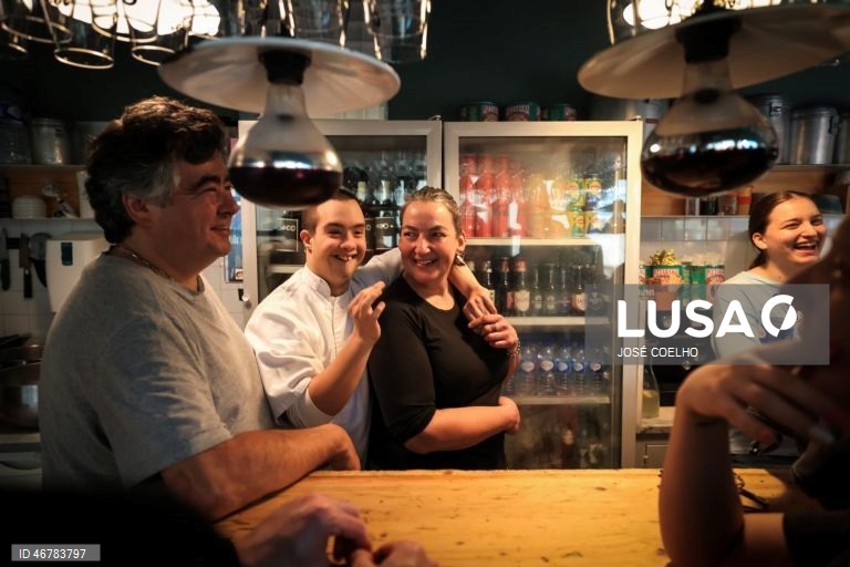 Vice-campeão do mundo de natação, Francisco Montes (2-E), de 24 anos e com trissomia 21,com a proprietária Idalina Ferreira 'Becas' na pizaria onde trabalha na Foz do Douro, no Porto, onde surpreende pela autonomia e pelo desafio a estereótipos sobre a deficiência, Porto, 18 de março de 2026.  (ACOMPANHA TEXTO DO DIA 20 DE MARÇO DE 2026). JOSÉ COELHO/LUSA 