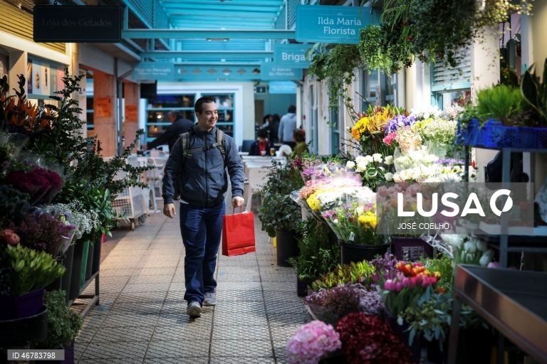 Vice-campeão do mundo de natação, Francisco Montes, de 24 anos e com trissomia 21, à saída da pizaria onde trabalha na Foz do Douro, no Porto, onde surpreende pela autonomia e pelo desafio a estereótipos sobre a deficiência, Porto, 18 de março de 2026.  (ACOMPANHA TEXTO DO DIA 20 DE MARÇO DE 2026). JOSÉ COELHO/LUSA 
