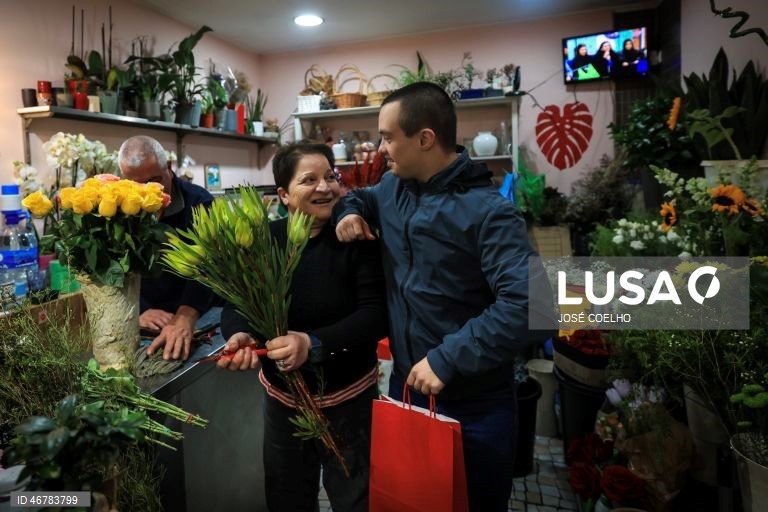 Vice-campeão do mundo de natação, Francisco Montes, de 24 anos e com trissomia 21, conversa com Ilda Maria, florista, perto da pizaria onde trabalha na Foz do Douro, no Porto, onde surpreende pela autonomia e pelo desafio a estereótipos sobre a deficiência, Porto, 18 de março de 2026. (ACOMPANHA TEXTO DO DIA 20 DE MARÇO DE 2026). JOSÉ COELHO/LUSA 