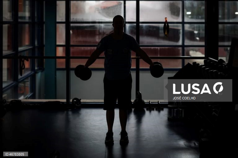 Vice-campeão do mundo de natação, Francisco Montes, de 24 anos e com trissomia 21, no ginásio nas Piscinas da Constituição no Porto, 18 de março de 2026.  Kiko, como é conhecido trabalha numa pizaria na Foz do Douro, no Porto, onde surpreende pela autonomia e pelo desafio a estereótipos sobre a deficiência ACOMPANHA TEXTO DO DIA 20 DE MARÇO DE 2026). JOSÉ COELHO/LUSA 