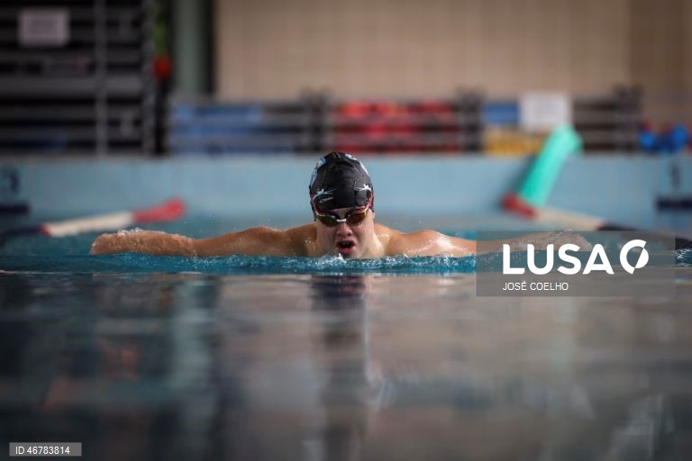 Vice-campeão do mundo de natação, Francisco Montes, de 24 anos e com trissomia 21, durante um treino nas Piscinas da Constituição no Porto, 18 de março de 2026.  Kiko, como é conhecido trabalha numa pizaria na Foz do Douro, no Porto, onde surpreende pela autonomia e pelo desafio a estereótipos sobre a deficiência.  (ACOMPANHA TEXTO DO DIA 20 DE MARÇO DE 2026). JOSÉ COELHO/LUSA 