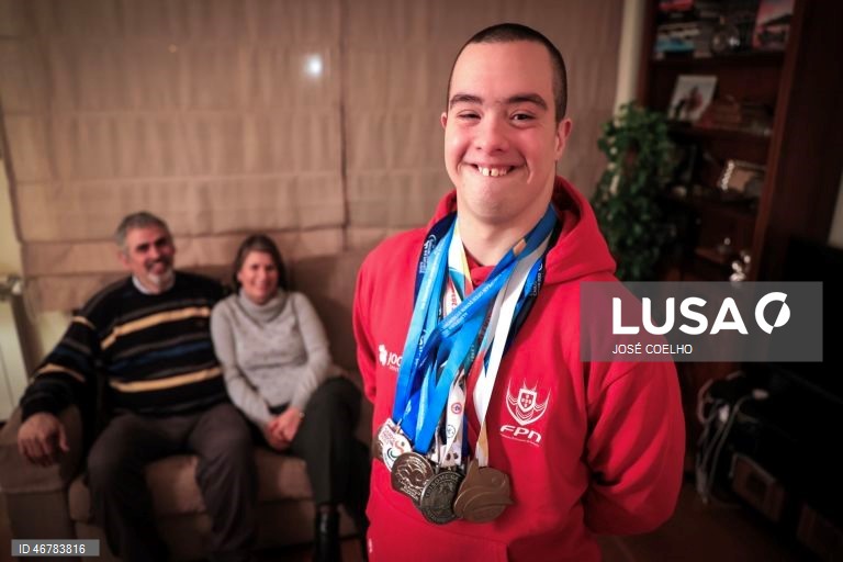 Vice-campeão do mundo de natação, Francisco Montes (D), de 24 anos e com trissomia 21, com os pais em casa, Rui Montes (E) e Marta Passos (C) no Porto, 18 de março de 2026.  Kiko, como é conhecido trabalha numa pizaria na Foz do Douro, no Porto, onde surpreende pela autonomia e pelo desafio a estereótipos sobre a deficiência. (ACOMPANHA TEXTO DO DIA 20 DE MARÇO DE 2026). JOSÉ COELHO/LUSA 