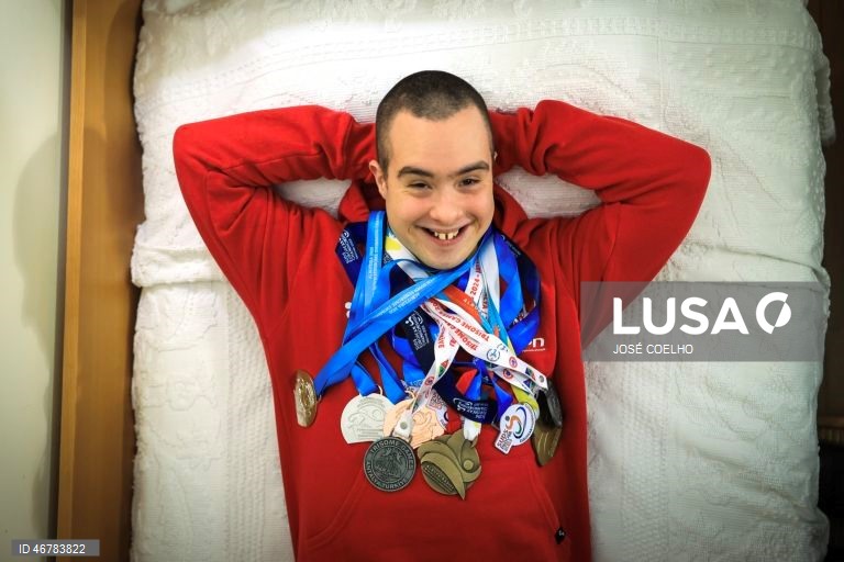 Vice-campeão do mundo de natação, Francisco Montes, de 24 anos e com trissomia 21, exibe algumas das medalhas conquistadas em sua casa no Porto, 18 de março de 2026.  Kiko, como é conhecido trabalha numa pizaria na Foz do Douro, no Porto, onde surpreende pela autonomia e pelo desafio a estereótipos sobre a deficiência  (ACOMPANHA TEXTO DO DIA 20 DE MARÇO DE 2026). JOSÉ COELHO/LUSA 