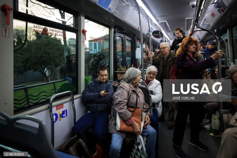 Vice-campeão do mundo de natação, Francisco Montes (E), de 24 anos e com trissomia 21, no autocarro a caminho de casa após sair da pizaria onde trabalha na Foz do Douro, no Porto, onde surpreende pela autonomia e pelo desafio a estereótipos sobre a deficiência, Porto, 18 de março de 2026.  (ACOMPANHA TEXTO DO DIA 20 DE MARÇO DE 2026). JOSÉ COELHO/LUSA 