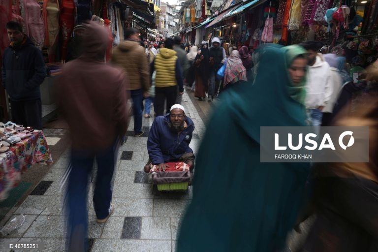 Índia: Pessoas fazem compras antes do feriado do Eid al-Fitr em Srinagar