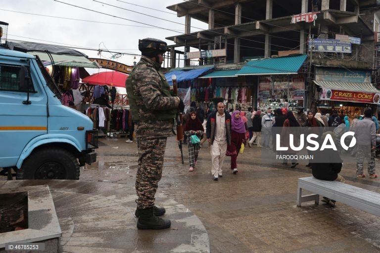 Índia: Pessoas fazem compras antes do feriado do Eid al-Fitr em Srinagar