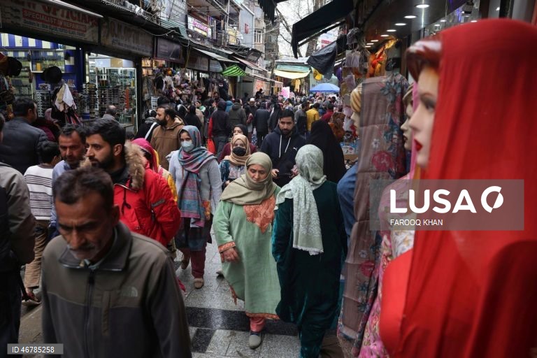 Índia: Pessoas fazem compras antes do feriado do Eid al-Fitr em Srinagar
